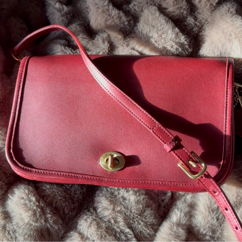 VINTAGE COACH RED LEATHER PENNY POCKET BAG
Style # 9755 - Picture 15 of 17